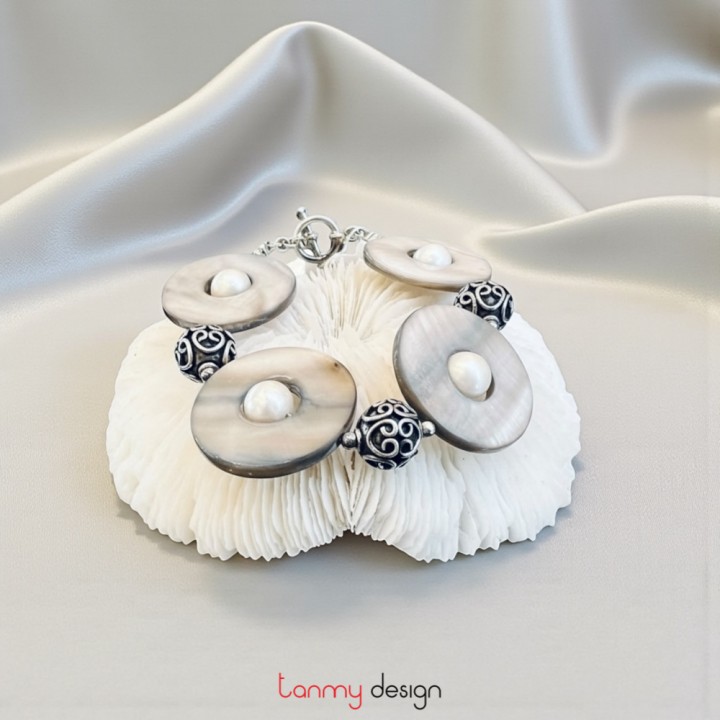 Vòng tay vỏ trai tròn ngọc trai trong viên bạc hoa văn